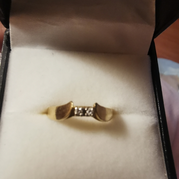 18k Solid Gold Diamond Ring - Picture 3 of 5